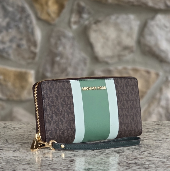 Michael Kors Handbags - Michael Kors Jet Set Continental Wristlet